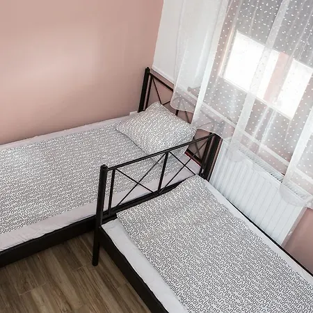 Appartement Negy Evszak Apartmanhaz Mezőkövesd