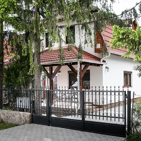 Lägenhet Negy Evszak Apartmanhaz Mezőkövesd