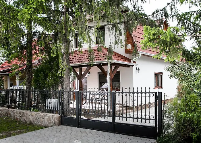 Lägenhet Negy Evszak Apartmanhaz Mezőkövesd